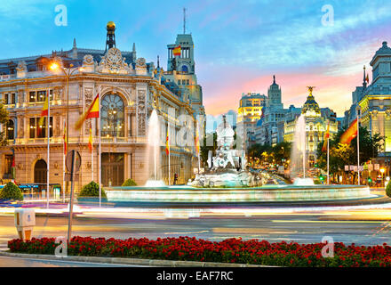 Plaza de Cibeles Platz mit der Bank von Spanien auf der linken Seite Rückansicht der Cibeles-Brunnen, Metropolis Gebäude und die Gran Via Street. Madrid. Spanien. Stockfoto