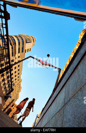 Niedrigen Winkel-Blick auf den unterirdischen Eingang in Callao Platz. Madrid. Spanien Stockfoto