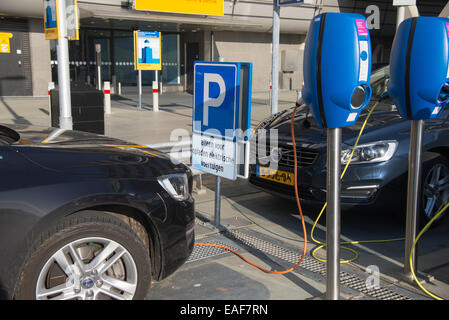 Parkplatz für Elektro-Autos nur bei Schiphol Flughafen Amsterdam holland Stockfoto