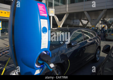 Parkplatz für Elektro-Autos nur bei Schiphol Flughafen Amsterdam holland Stockfoto