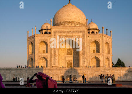 Das Taj Mahal bei Sonnenuntergang, Agra, Uttar Pradesh, Indien Stockfoto