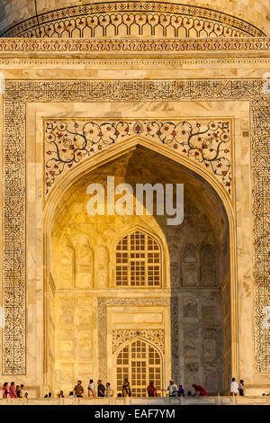 Das Taj Mahal bei Sonnenuntergang, Agra, Uttar Pradesh, Indien Stockfoto