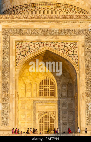 Das Taj Mahal bei Sonnenuntergang, Agra, Uttar Pradesh, Indien Stockfoto