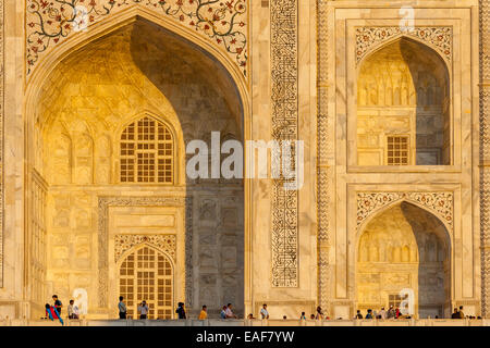 Das Taj Mahal bei Sonnenuntergang, Agra, Uttar Pradesh, Indien Stockfoto