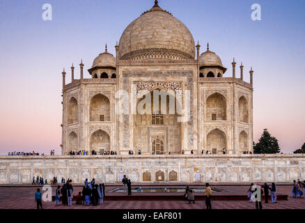 Das Taj Mahal bei Sonnenuntergang, Agra, Uttar Pradesh, Indien Stockfoto