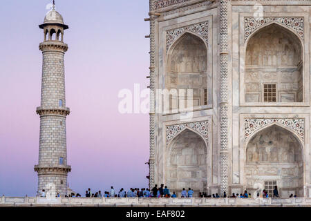 Das Taj Mahal bei Sonnenuntergang, Agra, Uttar Pradesh, Indien Stockfoto