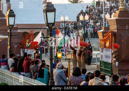 Senkung von The Flags Zeremonie bei The Wagah Grenzübergang in der Nähe von Amritsar, Punjab, Indien Stockfoto