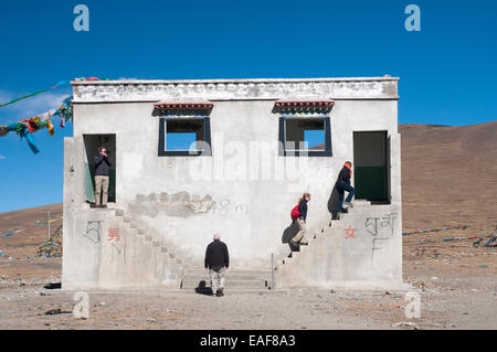 Am Straßenrand Sanitärgebäude auf dem Weg zum Mt Everest Base Camp, Qomolangma National Nature Reserve, Tibet, China Stockfoto