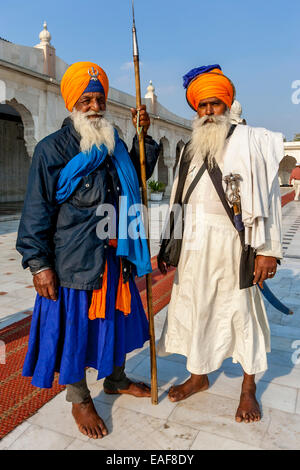 Sikh-Männer in der Gurdwara Bangla Sahib, Sikh-Tempel, Delhi, Indien Stockfoto