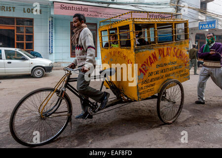 Schule Kinder zur Schule gebracht werden, per Rikscha Taxi, New Delhi, Indien Stockfoto