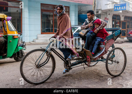 Schuljunge ist per Rikscha Taxi, New Delhi, Indien zur Schule gebracht. Stockfoto