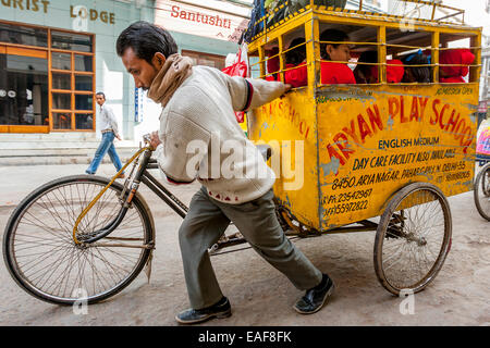 Schule Kinder zur Schule gebracht werden, per Rikscha Taxi, New Delhi, Indien Stockfoto