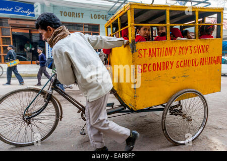 Schule Kinder zur Schule gebracht werden, per Rikscha Taxi, New Delhi, Indien Stockfoto