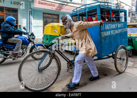 Schule Kinder zur Schule gebracht werden, per Rikscha Taxi, New Delhi, Indien Stockfoto