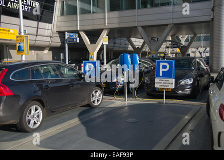 Parkplatz für Elektro-Autos nur bei Schiphol Flughafen Amsterdam holland Stockfoto