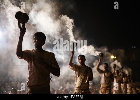 Ein Abend Ganga Aarti Religion Hinduzeremonie am Ganges in Varanasi, Indien. Stockfoto