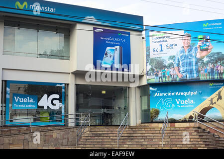 Movistar-Niederlassung und auf Ejercito Avenue am 7. September 2014 in Arequipa, Peru Stockfoto
