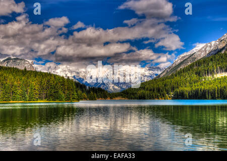 Schönen Sommer-Landschaften von zwei Jack Lake im Banff Nationalpark Alberta Kanada Stockfoto