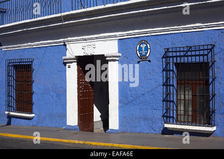 Eingang des Colegio Mayor Mendel in Rivero Straße am 9. September 2014 in Arequipa, Peru Stockfoto