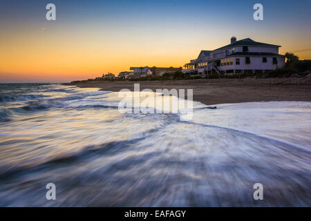 Wellen in den Atlantischen Ozean und am Strand Häuser bei Sonnenuntergang, Edisto Beach, South Carolina. Stockfoto