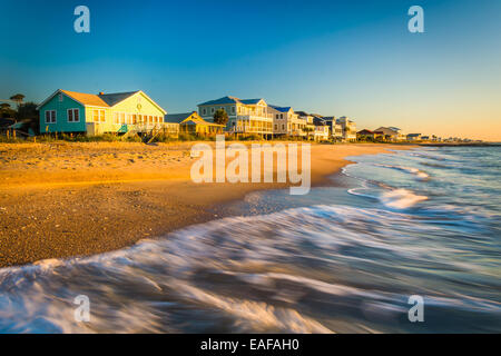 Wellen im Morgenlicht an am Strand Häuser in Edisto Beach, South Carolina und Atlantischen Ozean. Stockfoto