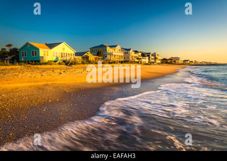 Wellen im Morgenlicht an am Strand Häuser in Edisto Beach, South Carolina und Atlantischen Ozean. Stockfoto