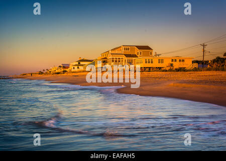 Wellen im Morgenlicht an am Strand Häuser in Edisto Beach, South Carolina und Atlantischen Ozean. Stockfoto