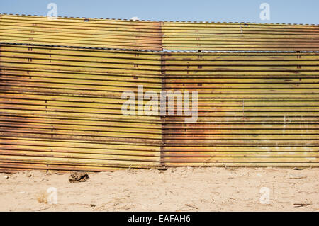 die Vereinigten Staaten Grenze mit Mexiko in der Nähe von Algodones mit einer Metall-Zaun-Barriere Stockfoto