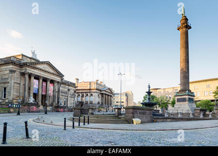 LIVERPOOL, Großbritannien - 8. Juni 2014: St. George's Hall, Walker Art Gallery und Wellingtons Spalte in Liverpool Stockfoto