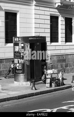 Öffentliche Toilette ausgestattet mit Trinkwasser auf Jose Mejia-Straße in der Stadt von Quito, Ecuador Stockfoto