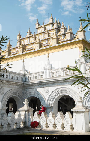 Anfänger, der Mönch Mönche zu studieren, mit, Regenschirm, Regenschirme, an Atumashi Kloster am Fuße des Mandalay Hill, Mandalay, Myanmar, Myanmar, Südostasien, Asien, Stockfoto