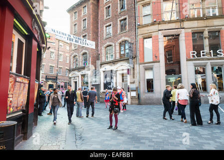 LIVERPOOL, Vereinigtes Königreich - 7. Juni 2014: Samstagnachmittag in Liverpool, haben Leute Spaß in den Bars Mathew Street bekannt für bein Stockfoto