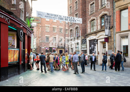 LIVERPOOL, Vereinigtes Königreich - 7. Juni 2014: Samstagnachmittag in Liverpool, haben Leute Spaß in den Bars Mathew Street bekannt für bein Stockfoto