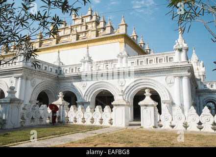 Novize, Studium, mit Regenschirm, Atumashi-Kloster am Fuße des Mandalay Hill, Mandalay, Birma, Myanmar, Südostasien, Asien, Stockfoto