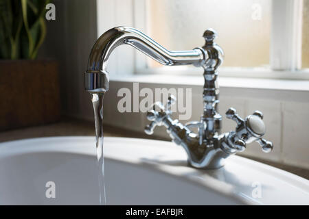 Alte retro Wasserhahn Waschbecken im modernen Bad-WC mit Fenster Stockfoto