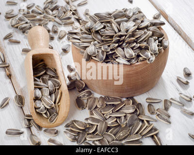 Sonnenblumenkerne in einer Holzschale. Selektiven Fokus Stockfoto