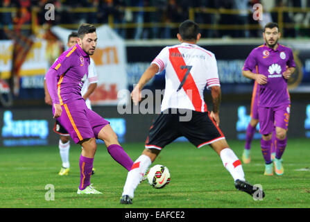 Istanbul, Türkei. 17. Januar 2015. Sinan Gumus (L) von Galatasaray geht der Ball während des internationalen Royal Cup-Spiels gegen River Plate von Argentinien im Alanya Oba Stadium in Antalya, Türkei, am 17. Januar 2015. River Plate gewann 7-6. Bildnachweis: Lu Zhe/Xinhua/Alamy Live-Nachrichten Stockfoto