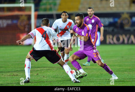 Istanbul, Türkei. 17. Januar 2015. Yasin Oztekin (R) von Galatasaray geht der Ball während des Spiels International Royal Cup gegen River Plate Argentinien im Alanya Oba Stadium in Antalya, Türkei, am 17. Januar 2015. River Plate gewann 7-6. Bildnachweis: Lu Zhe/Xinhua/Alamy Live-Nachrichten Stockfoto