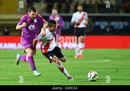 Istanbul, Türkei. 17. Januar 2015. Nicolas Gomez (R) von River Plate wetteifert um den Ball während der internationalen Royal Cup Match gegen Galatasalay der Türkei in Alanya Oba Stadium in Antalya, Türkei, am 17. Januar 2015. River Plate gewann 7-6. Bildnachweis: Lu Zhe/Xinhua/Alamy Live-Nachrichten Stockfoto