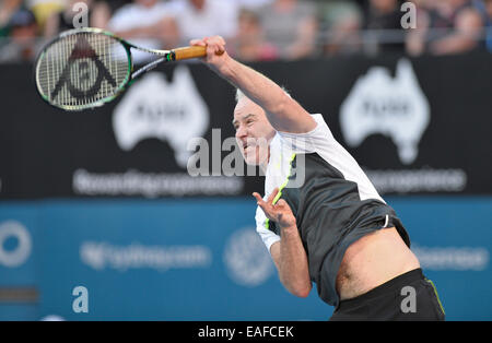 Sydney, Australien. 17. Januar 2015. John McEnroe (USA) in Aktion gegen Patrick Rafter (AUS) während der FAST4 Tennis match bei der Qantas Credit Union Arena. Bildnachweis: Aktion Plus Sport/Alamy Live-Nachrichten Stockfoto