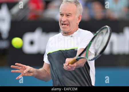 Sydney, Australien. 17. Januar 2015. John McEnroe (USA) in Aktion gegen Patrick Rafter (AUS) während der FAST4 Tennis match bei der Qantas Credit Union Arena. Bildnachweis: Aktion Plus Sport/Alamy Live-Nachrichten Stockfoto