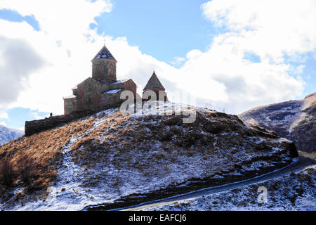 ZurGergeti Trinity Church ist auf den Kasbek in Ost-Georgien Stockfoto