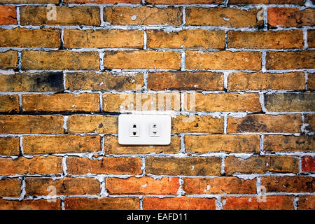 Weiße Steckdose im Grunge-Mauer Stockfoto