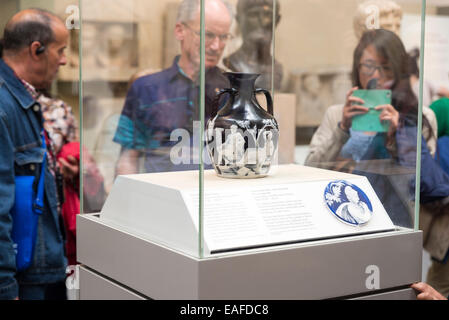 LONDON, Vereinigtes Königreich - 5. Juni 2014: British Museum. Besucher schauen die Portland Vase ist eine römische Kamee Glasvase, die Stockfoto