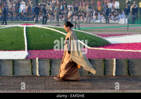 Neu-Delhi, Indien. 14. November 2014. Kongress-Präsident Sonia Gandhi besucht die Gedenkstätte von Jawaharlal Nehru, der erste Premierminister von Indien, an Nehrus 125. Geburtstag am Shantivan in Neu-Delhi am 14. November 2014. Bildnachweis: Partha Sarkar/Xinhua/Alamy Live-Nachrichten Stockfoto