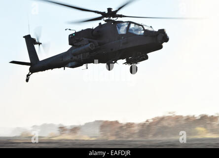 AH-64E, Apache Guardian, 30. Oktober 2014, Hokkaido, Japan: US Army AH-64E Apache Guardian nehmen Teil in die gemeinsame Militärübung "Orient Shield 2014" mit japanischen Ground Self Defense Force bei Hokkaido große Training Bereich am 30. Oktober 2014. © AFLO/Alamy Live-Nachrichten Stockfoto