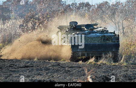 AH-64E, Apache Guardian, Typ 73 gepanzerte Personal Carrier, 30. Oktober 2014, Hokkaido, Japan: Mitglied der Japan Ground Self Defense Force beteiligen sich die gemeinsame militärische Übung "Orient Shield 2014" mit 2-2 Stryker Brigade combat Team der US-Armee auf Hokkaido training Bereich am 30. Oktober 2014. © AFLO/Alamy Live-Nachrichten Stockfoto