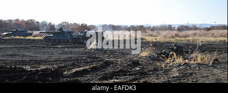 AH-64E, Apache Guardian, Typ 73 Armored Personnel Carrier, Kampfpanzer Typ 90, 30. Oktober 2014, Hokkaido, Japan: Mitglied der Japan Ground Self Defense Force an die gemeinsame militärische Übung "Orient Shield 2014" mit 2-2 Stryker Brigade combat Team der US-Armee auf Hokkaido training Bereich am 30. Oktober 2014 teilnehmen. © AFLO/Alamy Live-Nachrichten Stockfoto