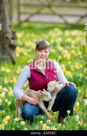 Ein Schafzüchter aus Kempley, Gloucestershire mit einigen ihrer Frühjahr Lämmer UK Stockfoto