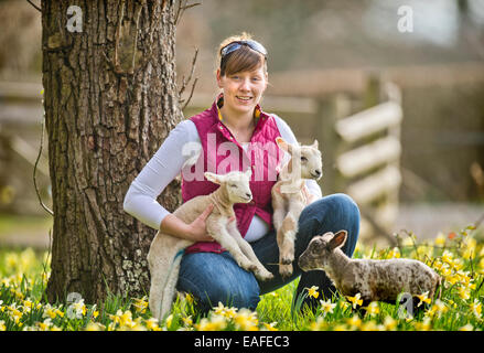 Ein Schafzüchter aus Kempley, Gloucestershire mit einigen ihrer Frühjahr Lämmer UK Stockfoto